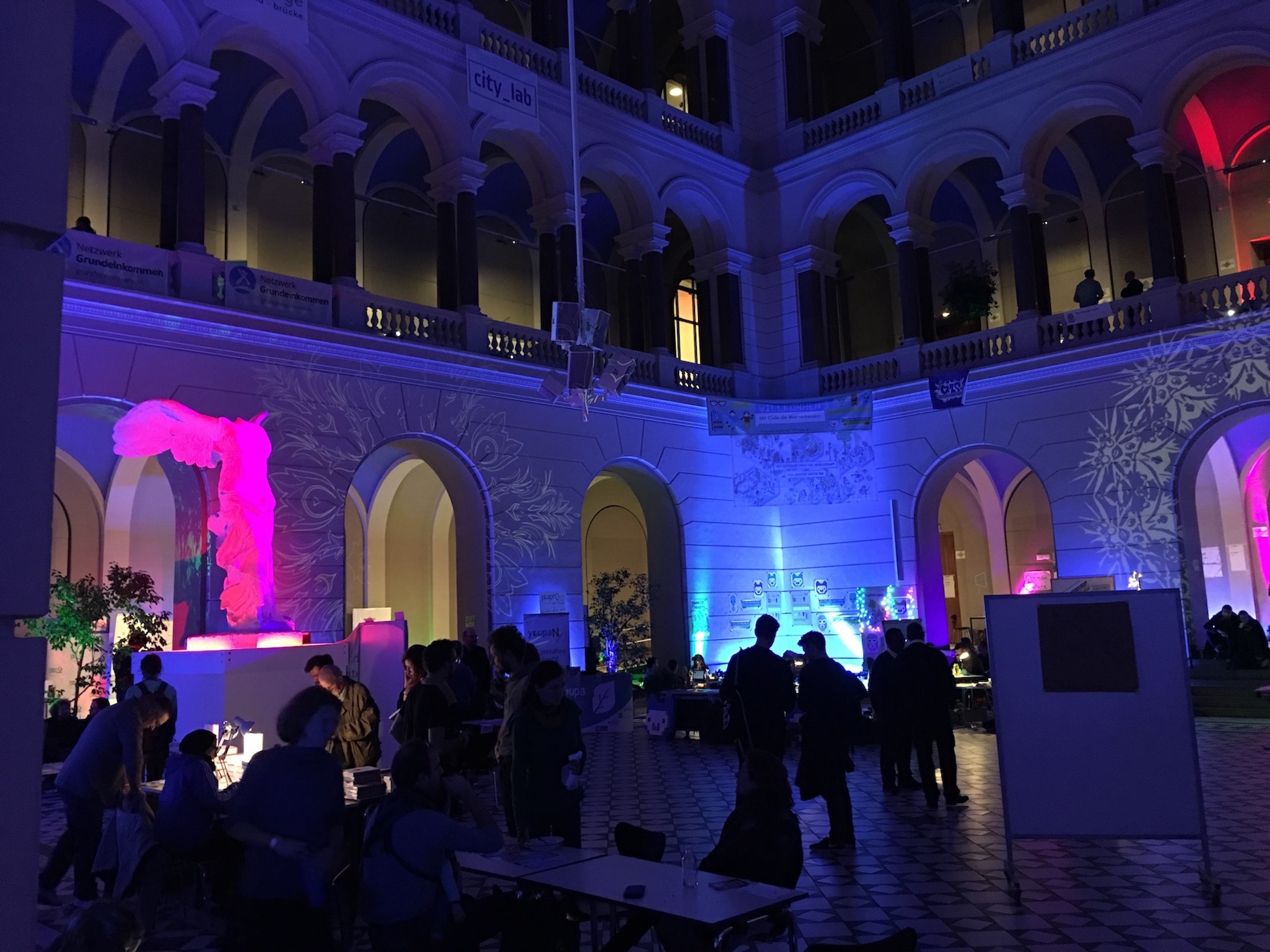 Innenhof mit Arkaden. Dunkle Lichtstimmung mit farbigen Lichtern