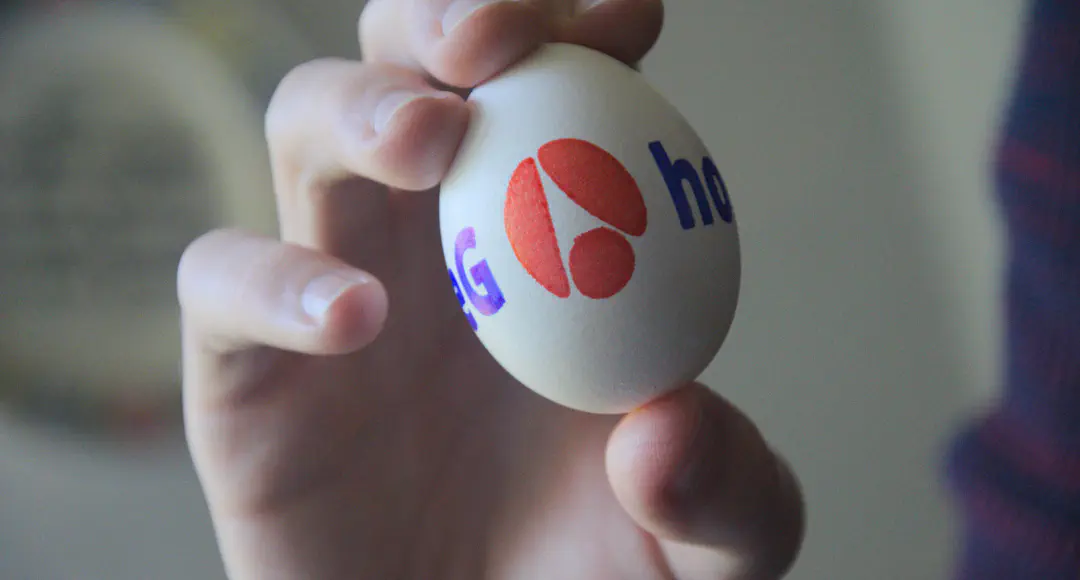 Osterei mit Hostsharing-Logo