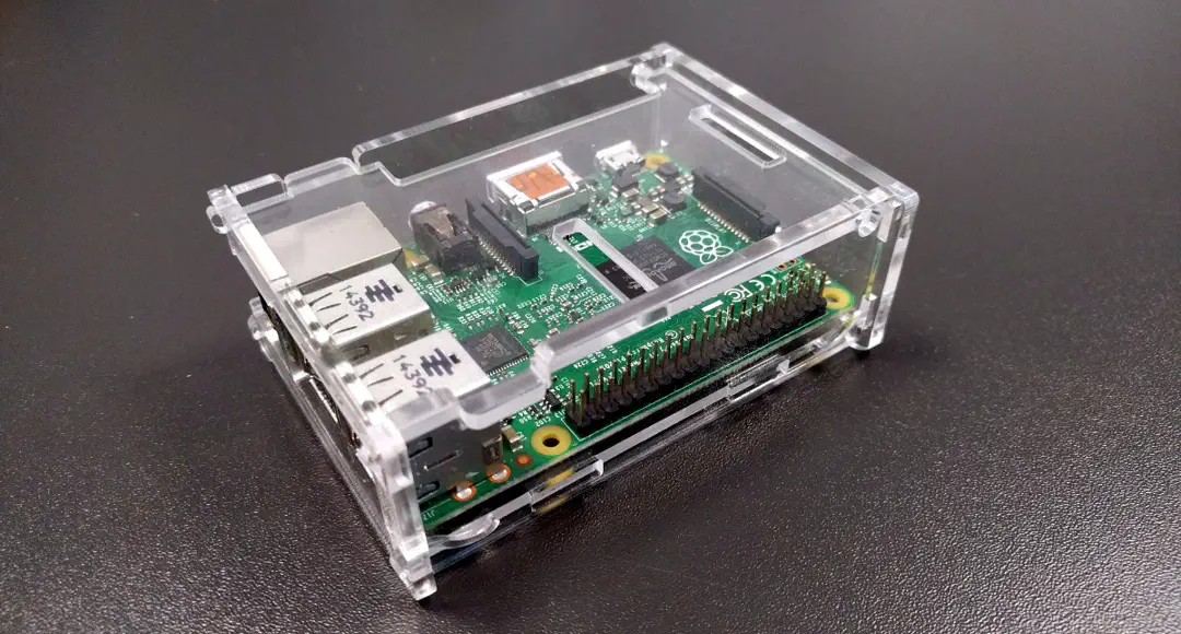 Der Hostsharing Stromfilter passt in einen Raspberrypi