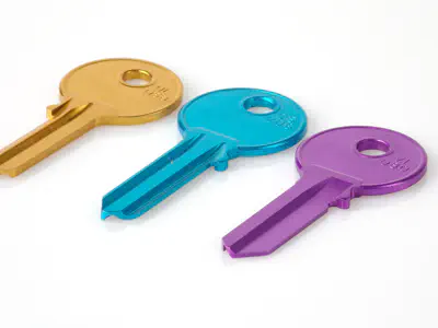 Drei verschiedenfarbige Schlüssel