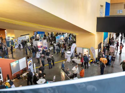 Große Halle mit vielen Menschen von oben gesehen.