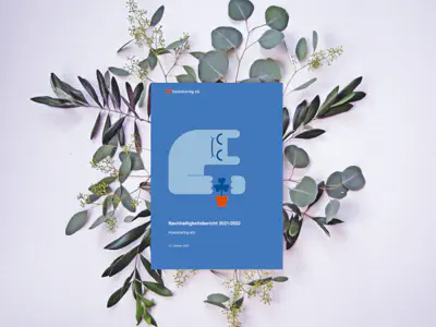 Der Nachhaltigkeitsbericht liegt auf fein arrangierten Blättern. Das Cover zeigt das Hostsharing-Maskottchen, das sich schützend über eine Blume beugt.