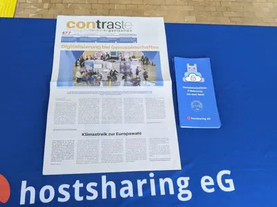 Ein Tisch, auf dem eine Zeitung liegt