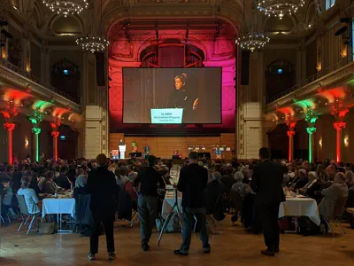 Großer Saal in der historischen Stadthalle Wuppertal. Auf der Bühne spricht Mona Neubaur.