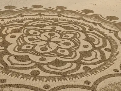 Geometrische Zeichnung im Sand