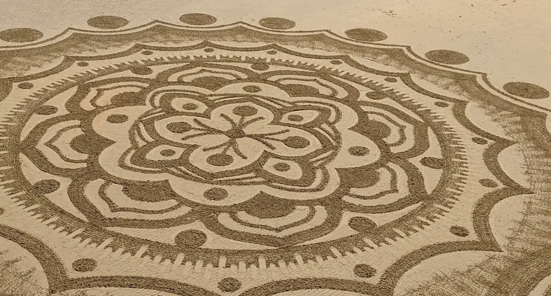 Foto: Jan Ulrich Hasecke Geometrische Zeichnung im Sand