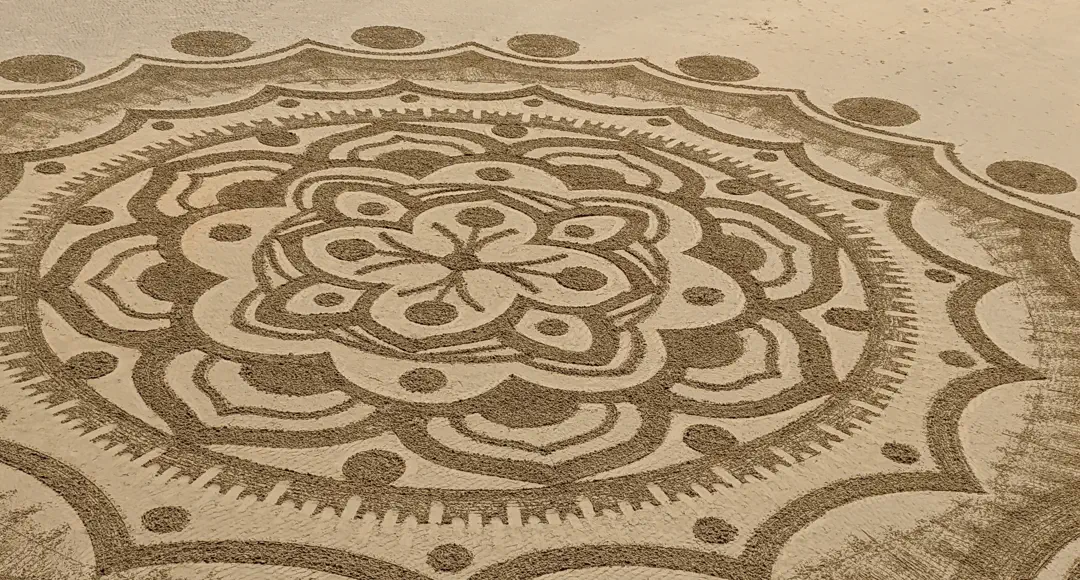 Geometrische Zeichnung im Sand