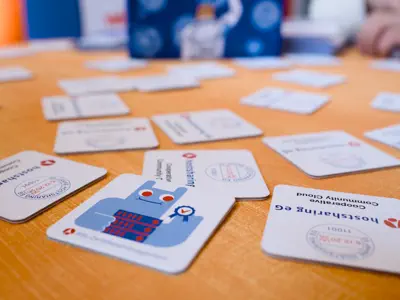 Blick von oben auf mehrere Informationsstände.