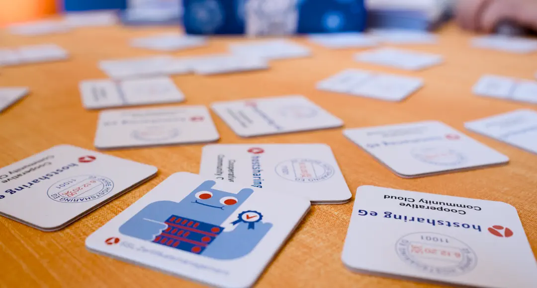 Blick von oben auf mehrere Informationsstände.