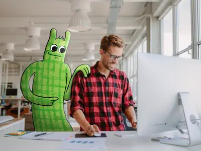 Mann arbeitet am Computer, hinter ihm steht das Hostsharing-Maskottchen.