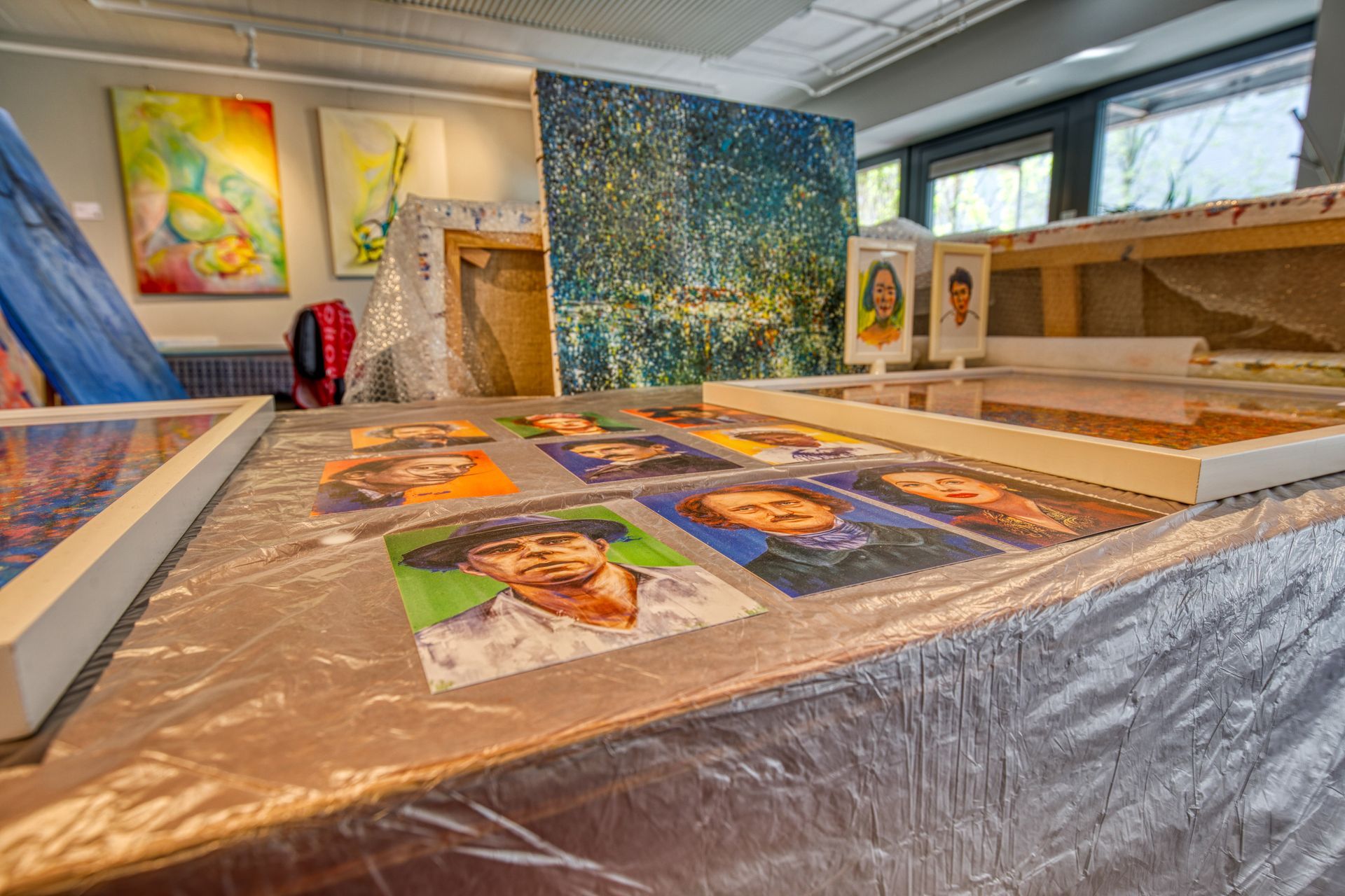 Ein Künstleratelier mit vielen Gemälden