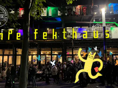 Der Jubiläumsstempel im Weltall, darunter die Schrift Jubiläums-Barcamp.