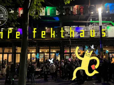 Der Jubiläumsstempel im Weltall, darunter die Schrift Jubiläums-Barcamp.