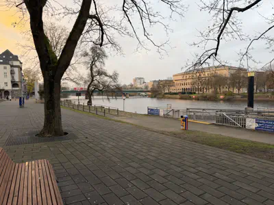 Ein Mann an einem Tisch, auf dem ein Memory-Spiel ausgelegt ist; davor zwei Frauen, die spielen.