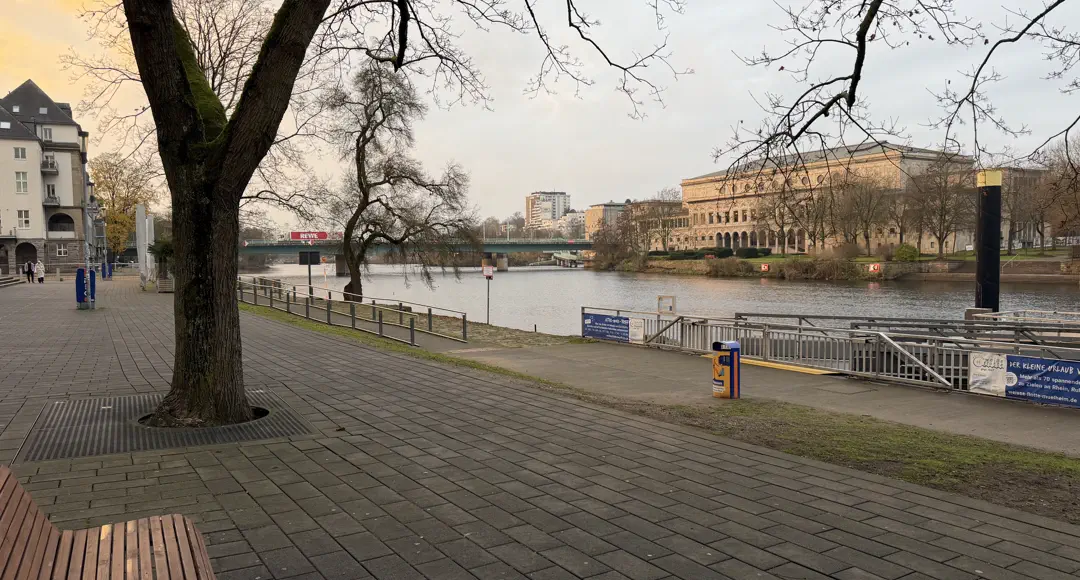 Ein Mann an einem Tisch, auf dem ein Memory-Spiel ausgelegt ist; davor zwei Frauen, die spielen.