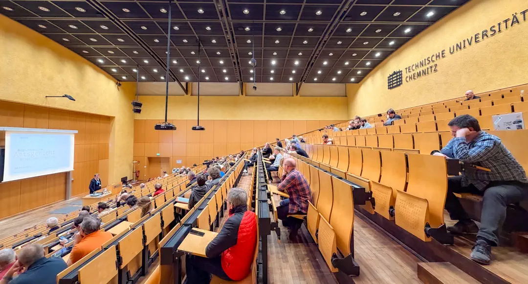 Ein großer Hörsaal ist etwa zu einem Drittel gefüllt.