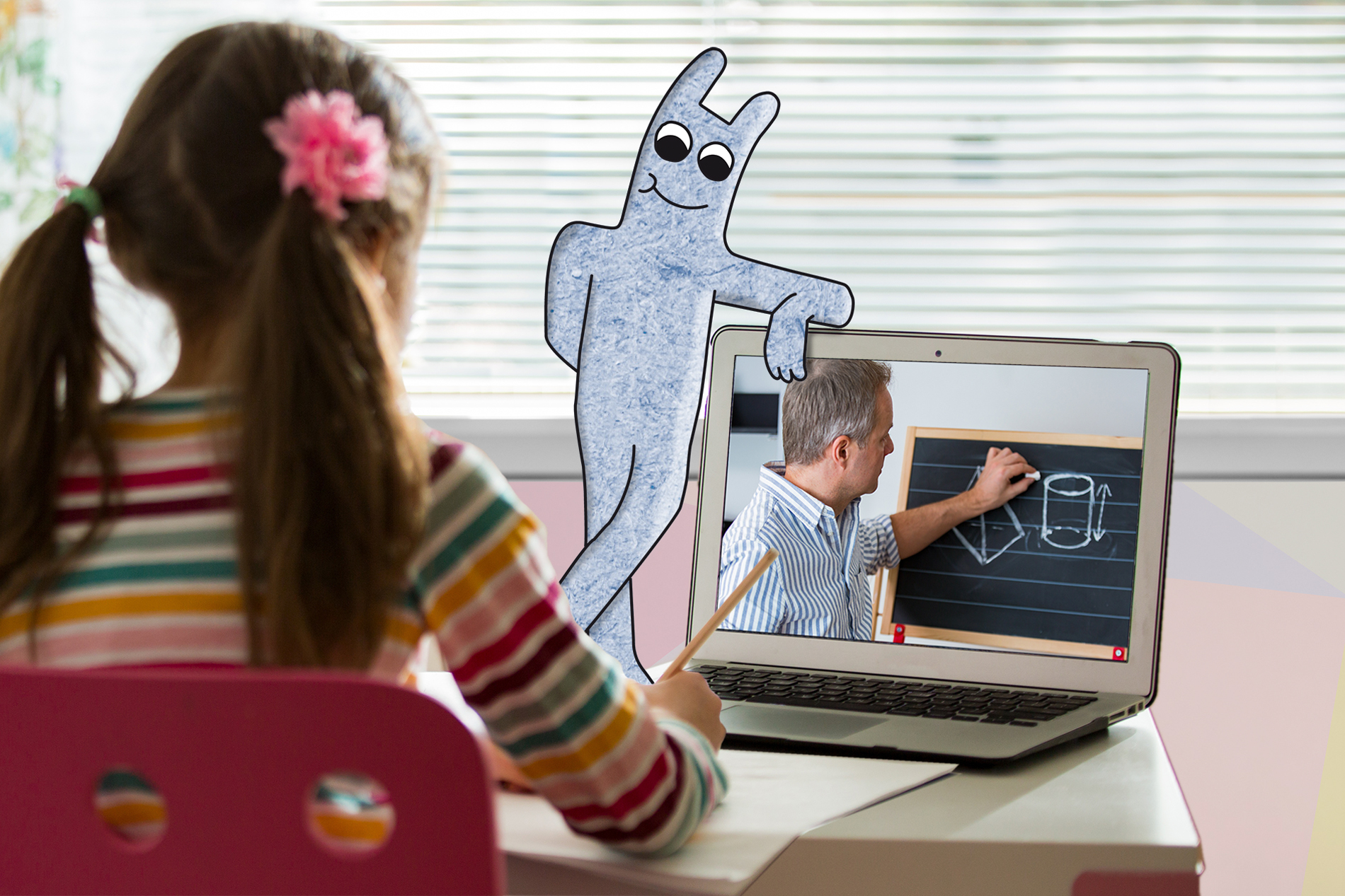 Mädchen in digitalem Unterricht. Das Hostsharing-Maskottchen lehnt an ihrem Notebook.