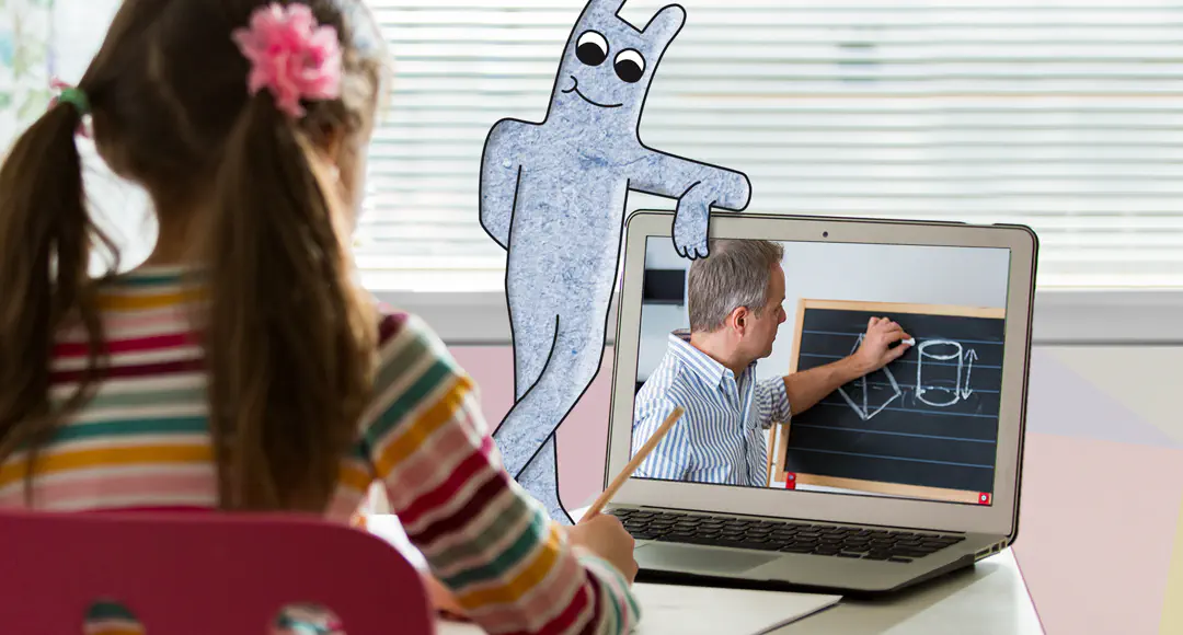 Hostsharing unterstützt Schulen Mädchen in digitalem Unterricht. Das Hostsharing-Maskottchen lehnt an ihrem Notebook.