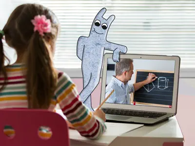 Mädchen in digitalem Unterricht. Das Hostsharing-Maskottchen lehnt an ihrem Notebook.