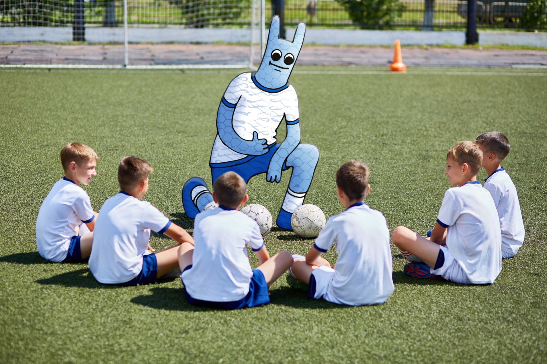 Das Hostsharing-Maskottchen steht wie ein Trainer vor einer Fußballjugendmannschaft.