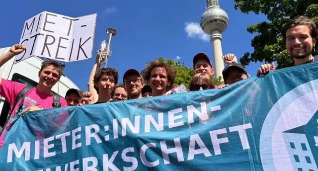 Menschen mit Transparent