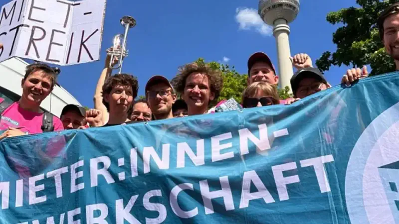 Menschen mit Transparent