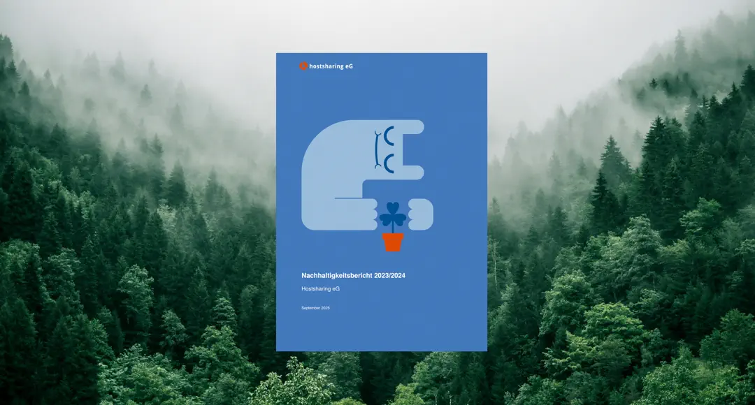 Rote Mohnblumen vor weißem Hintergrund. Daneben der Titel des Nachhaltigkeitsberichts.