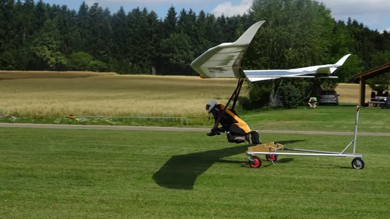 Drachenflieger startet von Wiese