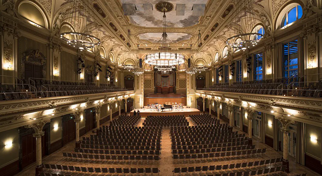 Der Große Saal in der Historische Stadthalle Wuppertal (Foto: Donat Nussbaumer/CC BY-SA 4.0 Wikimedia) Großer menschenleerer Konzertsaal im Stil der Neorenaissance. Auf der Bühne ein Flügel.